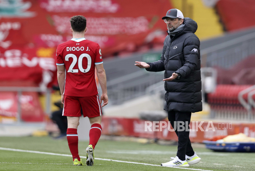 Liverpool manager Juergen Klopp (R) talks to his player Diogo Jota (L) during the English Premier League soccer match between Liverpool FC and Fulham FC in Liverpool, Britain, 07 March 2021.  