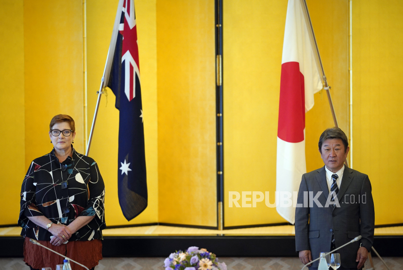 Menteri Luar Negeri Australia Marise Payne (Kiri) berpose di sebelah rekannya dari Jepang, Toshimitsu Motegi (kanan) sebelum pertemuan makan siang mereka di Iikura Guest House di Tokyo, Jepang