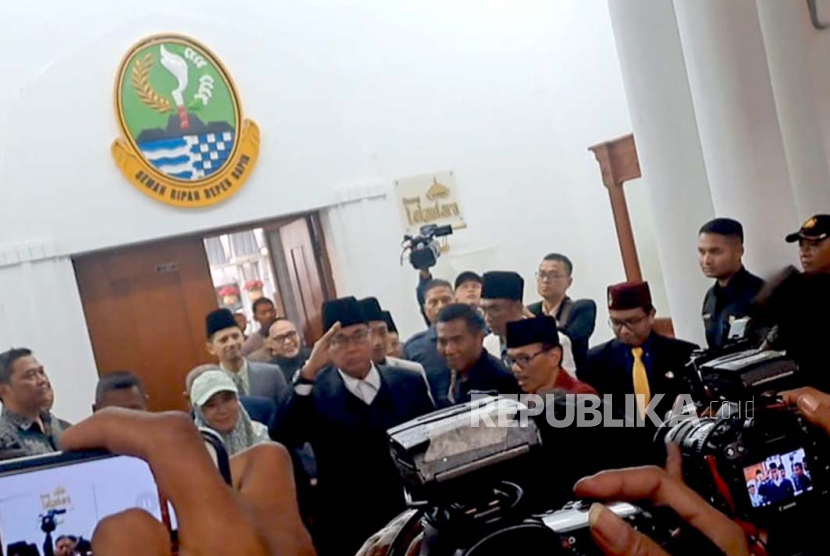 Pimpinan Al-Zaytun, Panji Gumilang, mendatangi Gedung Sate, Kota Bandung, Jumat (23/6/2023), untuk memenuhi panggilan tim investigasi.