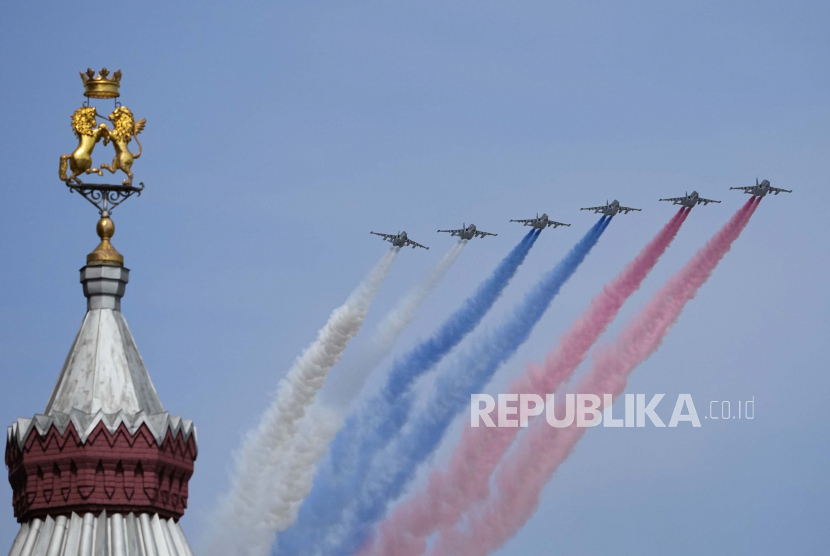 Pesawat-pesawat tempur Rusia terbang di atas Lapangan Merah meninggalkan jejak asap dalam warna bendera nasional selama gladi bersih untuk parade militer Hari Kemenangan di Moskow, Rusia, Sabtu, 7 Mei 2022. Majelis rendah parlemen Rusia akan mengadakan sesi pertemuan luar biasa pada 15 Juli.