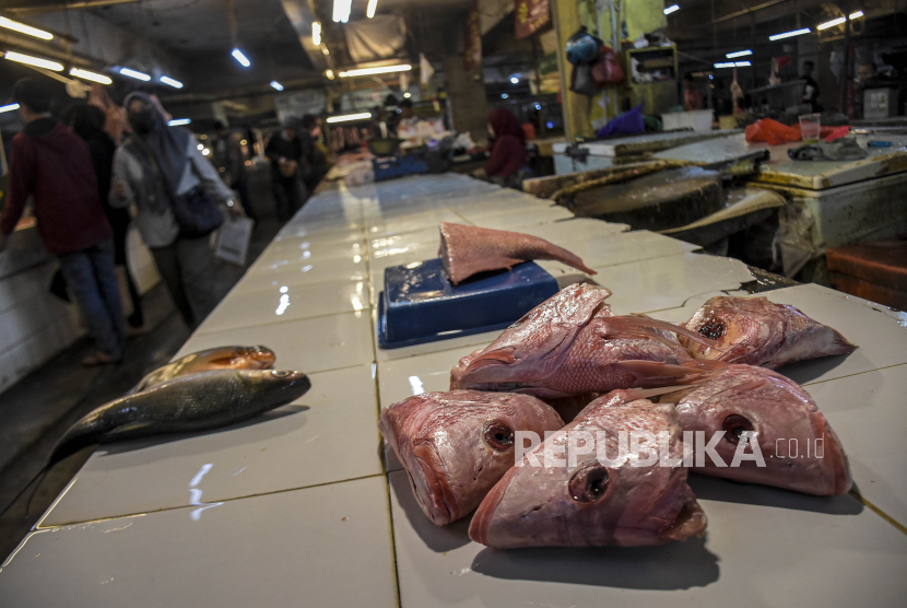 Pembeli memilih ikan laut di Pasar Kosambi, Kota Bandung, Senin (2/1/2023). Menurut pedagang di pasar tersebut, pasokan ikan laut segar berkurang, sehingga harga sejumlah ikan laut mengalami kenaikan. 