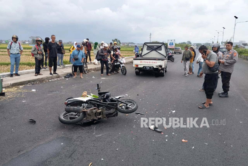 Polisi melakukan pemeriksaan di lokasi kecelakaan lalu lintas di Jalan Lingkar Utara Kota Tasikmalaya, Jawa Barat, Kamis (16/11/2023). 