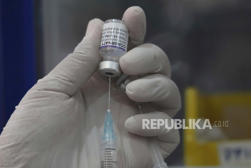 Seorang pekerja medis menyiapkan suntikan vaksin Covid-19 booster atau vaksinasi ketiga (ilustrasi) 