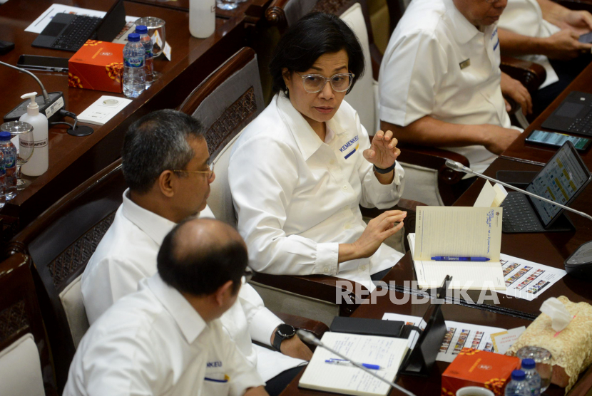 Menteri Keuangan Sri Mulyani Indrawati berbincang usai mengikuti rapat kerja dengan Komis XI di Kompleks Parlemen, Senayan, Jakarta, Senin (12/6/2023). Rapat kerja tersebut membahas pengantar Rencana Kerja Anggaran (RKA) dan Rencana Kerja Pemerintah (RKP) Kementerian Keuangan tahun 2024.
