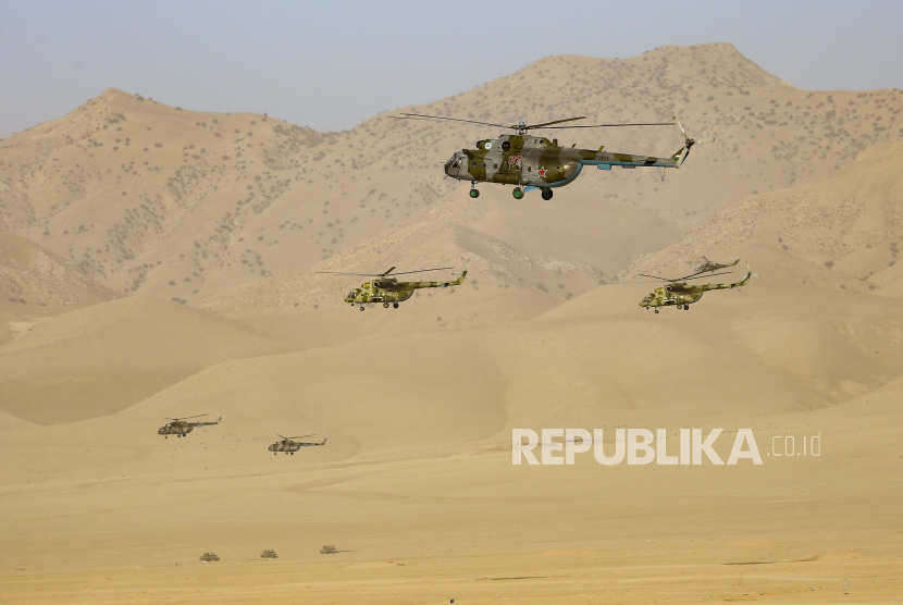  Helikopter militer Rusia terbang selama latihan militer gabungan oleh Rusia, Tajikistan, dan Uzbekistan. Russian Helicopters dan China Avicopter akan bersama mengembangkan helikopter canggih. Ilustrasi. 
