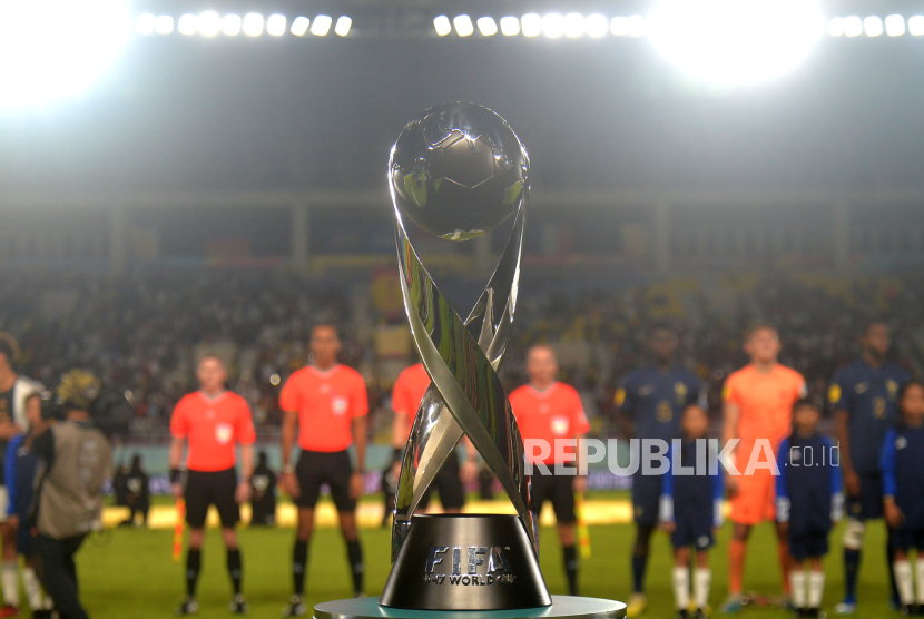 Trofi Piala Dunia U17 dihadirkan saat partai final antara Jerman melawan Prancis di Stadion Manahan, Solo.
