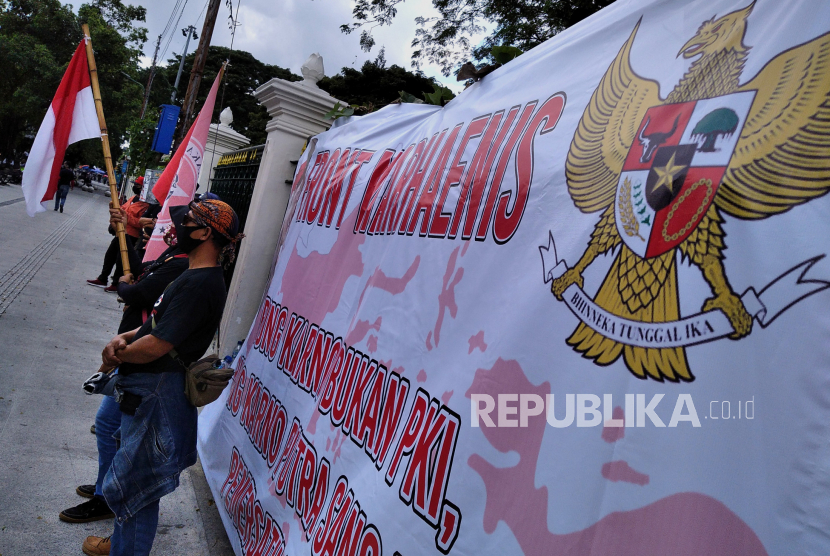 Massa menggelar aksi menolak Rancangan Undang-Undang Haluan Idiologi Pancasila (RUU HIP) di Titik Nol, Yogyakarta (ilustrasi).