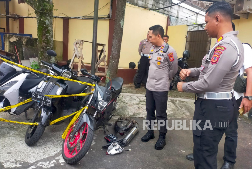 Polisi memperlihatkan sejumlah motor yang disita di Markas Polres Tasikmalaya Kota, Rabu (21/6/2023). Sepeda motor itu diduga digunakan saat aksi ugal-ugalan yang videonya viral.