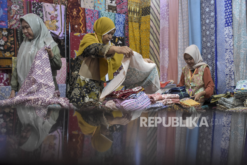 Penjual menata kain batik pada Pameran Batik Bordir dan Tenun Nusantara 2023 (ilustrasi)