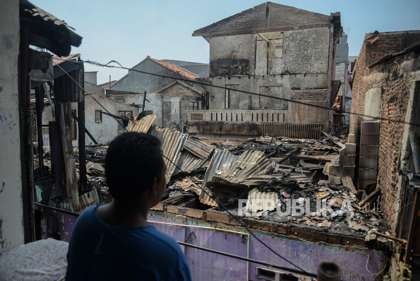 Warga beraktivitas di lokasi kebakaran di kawasan Kampung Pulo, Jakarta (ilustrasi)
