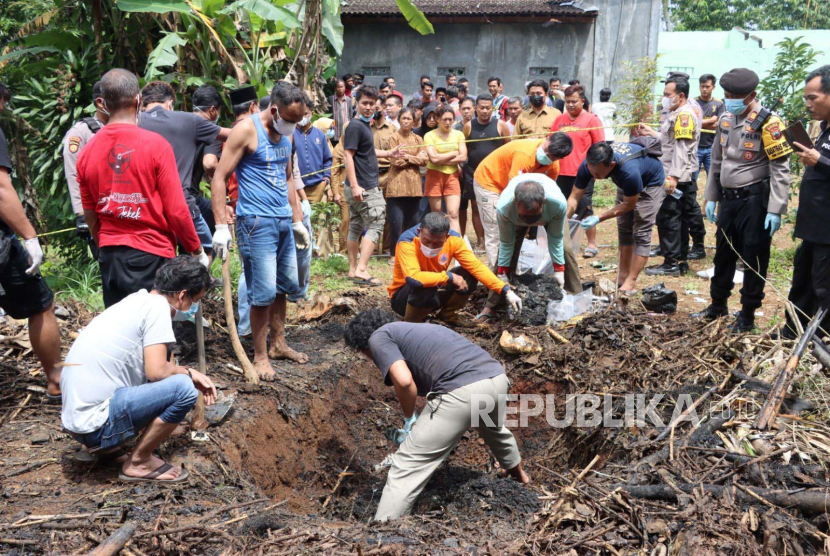 Petugas mengevakuasi kerangka manusia di pekarangan rumah warga wilayah Desa Setren, Kecamatan Slogohimo, Kabupaten Wonogiri, Jawa Tengah, Senin (22/4/2024). 