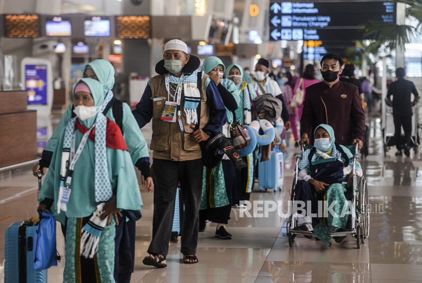Sejumlah calon jamaah umrah berjalan di Terminal 3 Bandara Internasional Soekarno-Hatta, Tangerang, Banten, Sabtu (8/1/2022) lalu. Angkasa Pura (AP) II (Persero) memastikan penanganan kedatangan jamaah umrah dan pelaku perjalanan internasional di Bandara Soekarno-Hatta dilakukan secara ketat.