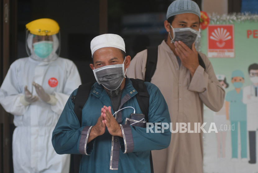 Dua pasien positif COVID-19 yang telah dinyatakan sembuh berjalan keluar ruang isolasi .ilustrasi