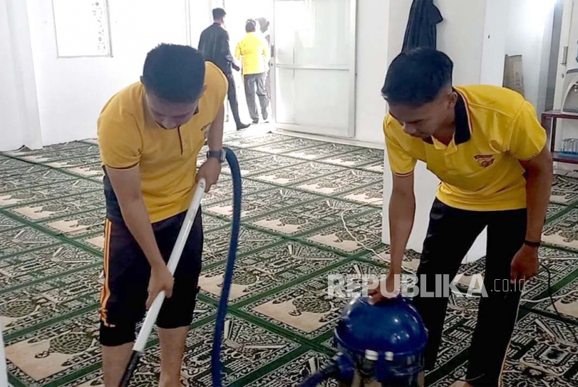 Ratusan personel kepolisian di tingkat Polrestabes Bandung dan 28 polsek diterjunkan untuk melakukan bersih-bersih di sejumlah rumah ibadah masjid, gereja, pura dan vihara. Salah satu lokasi bersih-bersih berada di kampung toleransi gang Ruhana, Jalan Lengkong Kecil, Kota Bandung, Jumat (16/6/2023).