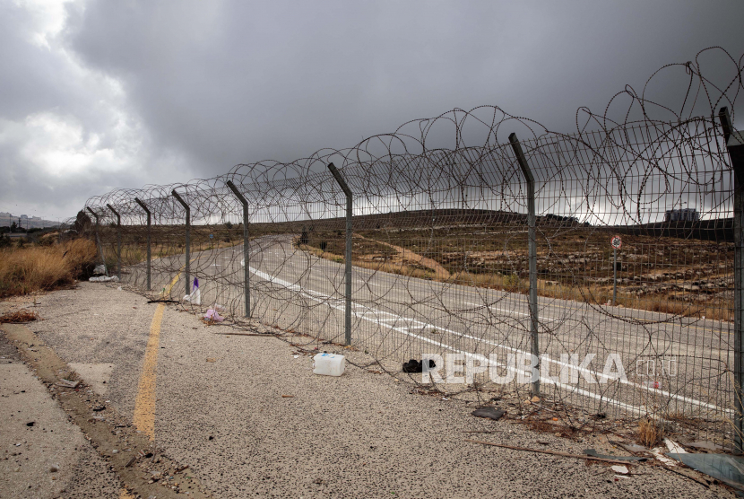 Dalam foto Jumat, 19 Juni 2020 ini, tampak bagian penghalang pemisahan Israel menghalangi jalan di dekat pemukiman Yahudi Tepi Barat Beit Horon. Isreal berencana mencaplok sebagian wilayah Tepi Barat termasuk Lembah Yordania.