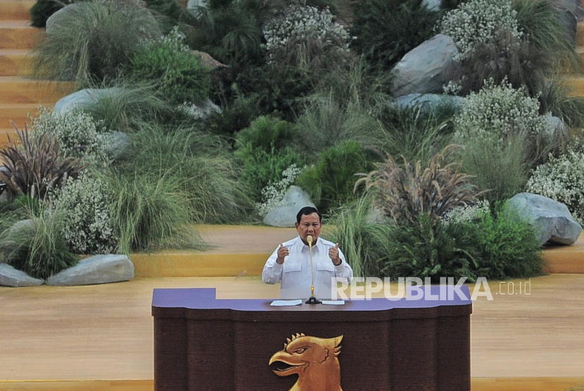 Ketua Umum Partai Gerindra Prabowo Subianto menyampaikan pidato saat kegiatan penutupan Rapimnas Partai Gerindra di Indonesia Arena, kompleks Gelora Bung Karno, Jakarta, Sabtu (31/8/2024).