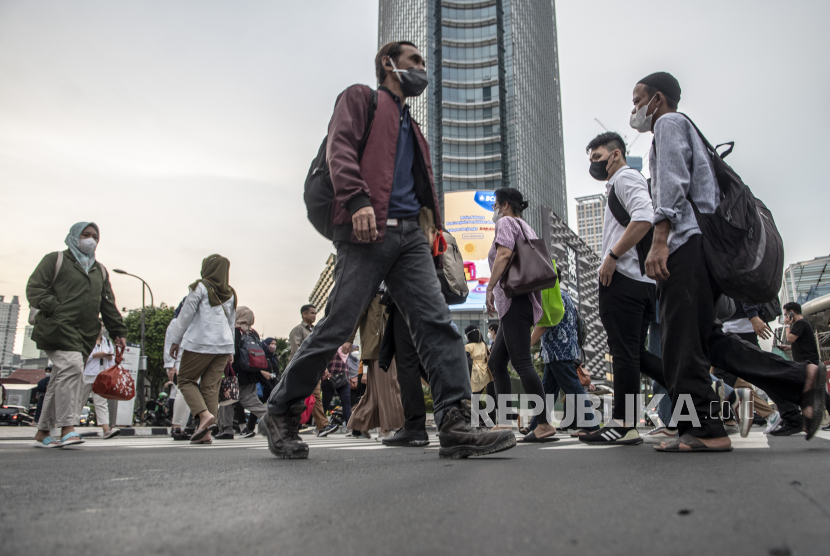 Sejumlah pekerja berjalan sepulang kerja di kawasan Sudirman-Thamrin, Jakarta, Senin (10/10/2022). Berdasarkan data dari Mercer Marsh Benefits, 37 persen karyawan Indonesia mengalami gangguan kesehatan mental (stres) sehari-harinya yang salah satunya terkait kondisi finansial yang lebih buruk dari sebelumnya dikarenakan ketidakpastian ekonomi dan kenaikan harga kebutuhan pokok. 