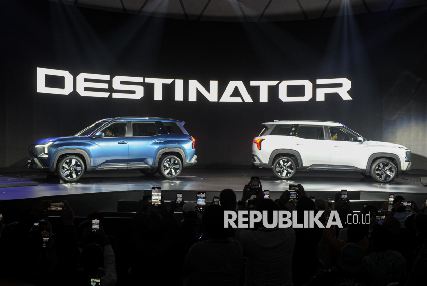 Produk mobil Mistubishi All New Destinator ditampilkam saat peluncuran di Jakarta, Kamis (17/7/2025). Mitsubishi Motors meluncurkan mobil terbaru nya All New Destinator dengan model midsize SUV yang diproduksi di pabrik perakitan Mitsubishi Motors Krama Yudha Indonesia yang akan dipasarkan secara global dengan fokus pada kawasan ASEAN.