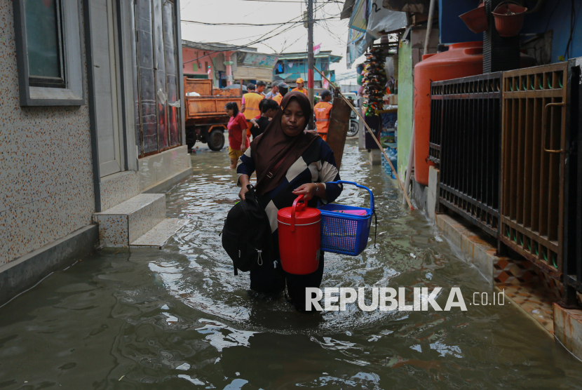 Banjir Rob Genangi Permukiman Warga di Muara Angke