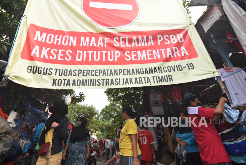 Warga berbelanja di Pasar Jatinegara di tengah penerapan Pembatasan Sosial Berskala Besar (PSBB) di Jakarta, Jumat (22/5/2020). 