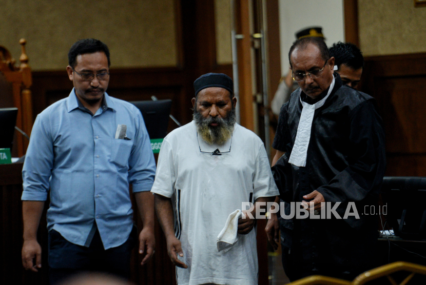 Terdakwa Lukas Enembe (tengah) menjalani sidan  di Pengadilan Negeri Tipikor, Jakarta.