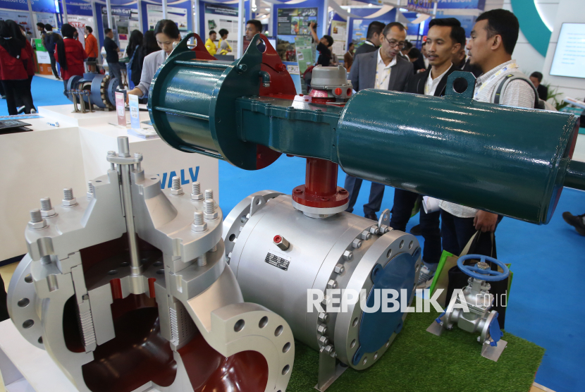 Pengunjung melihat mesin aktuator untuk industri minyak dan gas bumi dalam pameran IPA Convex 2025 di Indonesia Convention Exhibition (ICE) BSD, Kabupaten Tangerang, Banten, Selasa (20/5/2025). Pameran terkait industri perminyakan itu diselenggarakan oleh Indonesian Petroleum Association (IPA) yang diikuti ratusan perusahaan yang diharapkan menjadi momentum ketahanan energi berkelanjutan. 