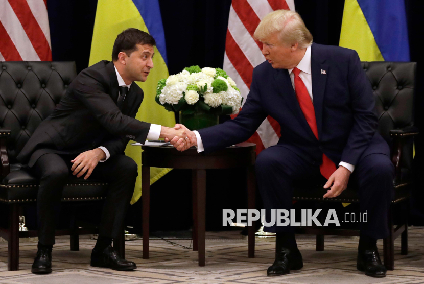 Presiden Donald Trump bertemu dengan Presiden Ukraina Volodymyr Zelenskiy di hotel InterContinental Barclay New York selama Majelis Umum PBB di New York pada 2019.