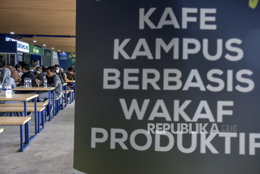 Pengunjung berada di area Kafe Kampus Berbasis Wakaf Produktif usai diluncurkan di Universitas Muhammadiyah Bandung, Jalan Soekarno Hatta, Panyileukan, Kota Bandung, Kamis (15/9/2022). Universitas Muhammadiyah Bandung bekerja sama dengan Sinergi Foundation meluncurkan Kafe Kampus Berbasis Wakaf Produktif yang bertujuan untuk membangun ekonomi umat berbasis wakaf serta sebagai bentuk literasi dan edukasi wakaf kepada mahasiswa. Republika/Abdan Syakura