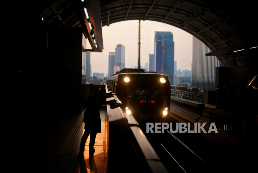 Warga menunggu  moda transportasi Light Rail Transit (LRT) Jakarta Bogor Depok Bekasi (Jabodebek) di Stasiun LRT Dukuh Atas, Jakarta Selasa (29/8/2023) sore (ilustrasi).