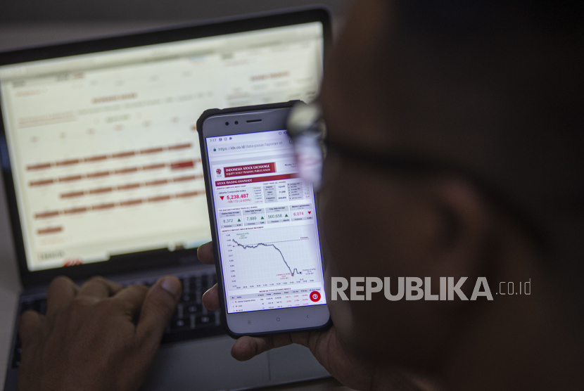 Warga mengamati pergerakan harga saham pada layar telepon pintarnya di Jakarta, Senin (31/8). erdasarkan data PT Kustodian Sentral Efek Indonesia (KSEI), jumlah investor pasar modal per Juli 2020 telah mencapai lebih dari 3 juta investor. Bahkan, sejak awal tahun peningkatan single investor identification (SID) mencapai sebesar 21,77 persen.