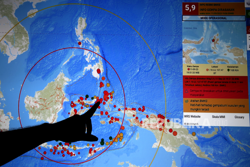 Petugas BMKG memperlihatkan pusat titik lokasi gempa bumi berkekuatan magnitudo 5,9 yang mengguncang Wilayah Jailolo Halmahera Barat  Maluku Utara melalui layar monitor di Kantor BMKG Stasiun Geofisika Kota Ternate, Maluku Utara, Senin (11/9/2023) malam. Gempa bumi yang terjadi pukul 21.51 WIT tersebut berlokasi di 1.16 Lintang Utara dan 127.47 Bujur Timur berada pada 11 Km Timur Laut Jailolo dengan kedalaman 168 Km serta dirasakan di Manado, Sangihe, Kotamobagu,Gorontalo dan Minahasa Utara dan tidak berpotensi tsunami sehingga masyarakat di daerah itu diminta tetap tenang dan waspada. 