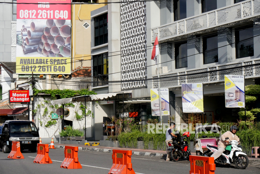 Imbas Pandemi Corona Perhotelan. Hotel di Kawasan Malioboro, Yogyakarta, Senin (6/4)