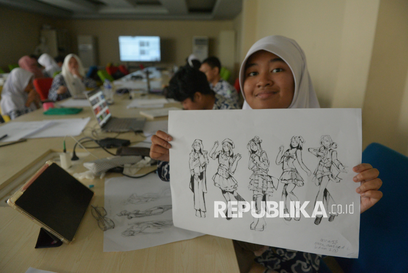 Siswa menunjukkan hasil tugas gambar sketsa di SMK Raden Umar Said (RUS), Kudus, Jawa Tengah, Rabu (19/11/2025). Sekolah kejuruan unggulan ini berfokus pada bidang kreatif digital dan melahirkan lulusan yang siap bekerja sesuai kebutuhan industri. Dengan menerapkan pembelajaran berbasis industri melalui studio animasi sendiri serta melibatkan siswa dalam pengerjaan proyek profesional bagi klien nasional maupun internasional, sekolah ini menghasilkan siswa yang siap kerja dan karya berkualitas tinggi.