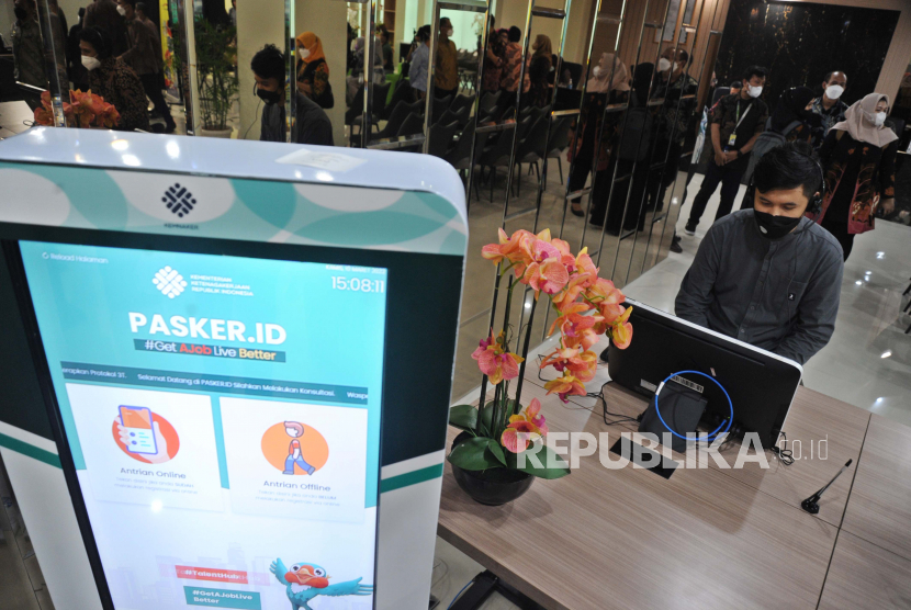 Konselor berbicara dengan peserta penerima manfaat program Jaminan Kehilangan Pekerjaan (JKP) melalui Virtual di Pasar Kerja Kemnaker, Jakarta, Kamis (10/3/2022). 