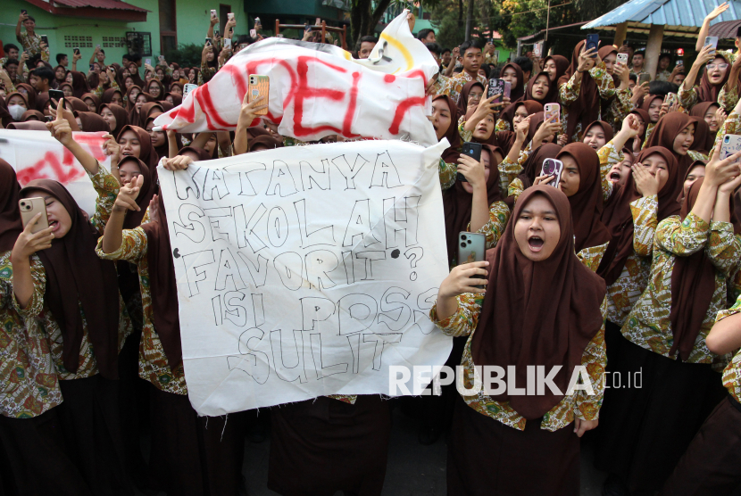 Sejumlah siswa melakukan aksi protes di Sekolah Madrasah Aliyah Negeri 2 Model Medan, Kota Medan, Sumatera Utara, Jumat (7/2/2025). Kasus serupa juga terjadi di beberapa daerah.