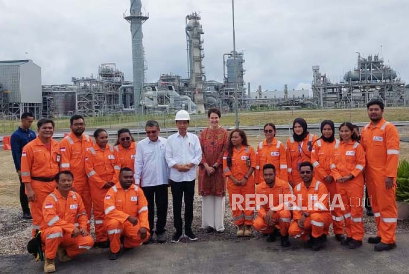 Presiden RI Joko Widodo didampingi Menteri ESDM Arifin Tasrif berfoto bersama dengan pekerja Tangguh Train 3 asal Papua saat peresmian Proyek LNG terbesar di Indonesia, Jumat (24/11/2023). 