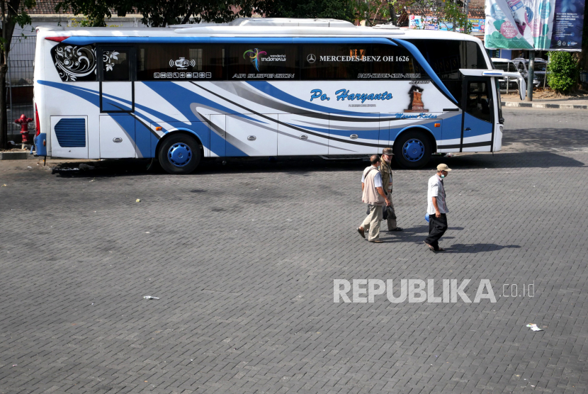 Bus antarkota menunggu pemberangkatan menuju Jakarta di Terminal Giwangan, Yogyakarta, Senin (14/9). Menjelang dan saat penerapan kembali pembatasan sosial berskala besar (PSBB) di Jakarta ikut memengaruhi jumlah penumpang bus.  Penumpang bus menuju dan dari Jakarta turun jelang PSBB.
