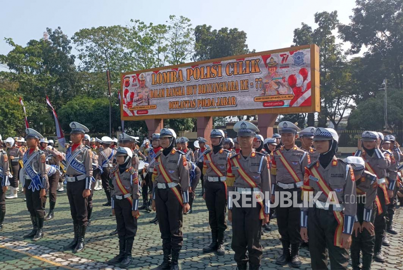 Ratusan anak mengikuti lomba polisi cilik dalam rangka HUT Bhayangkara ke 77 di Mapolda Jawa Barat, Selasa (13/6/2023). Kegiatan yang digelar Direktorat Lalu Lintas (Dirlantas) Polda Jawa Barat ini mengikutsertakan anak-anak dari perwakilan tiap polres di wilayah hukum Polda Jabar. 