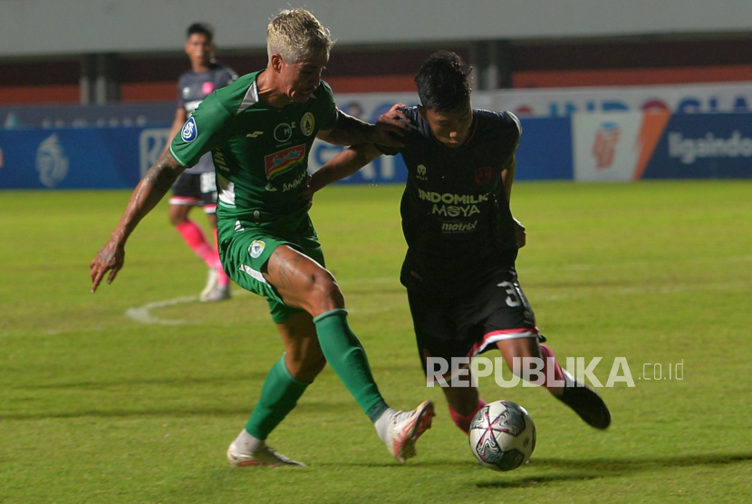 Penyerang PSS Sleman Chagas dibayangi bek Persita Arif Setiawan saat lanjutan pertandingan BRI Liga 1  di Stadion Maguwoharjo, Sleman, Yogyakarta, Kamis (29/9/2022). Pada babak pertandingan babak pertama PSS Sleman bermain imbang 1-1 dengan Persita.