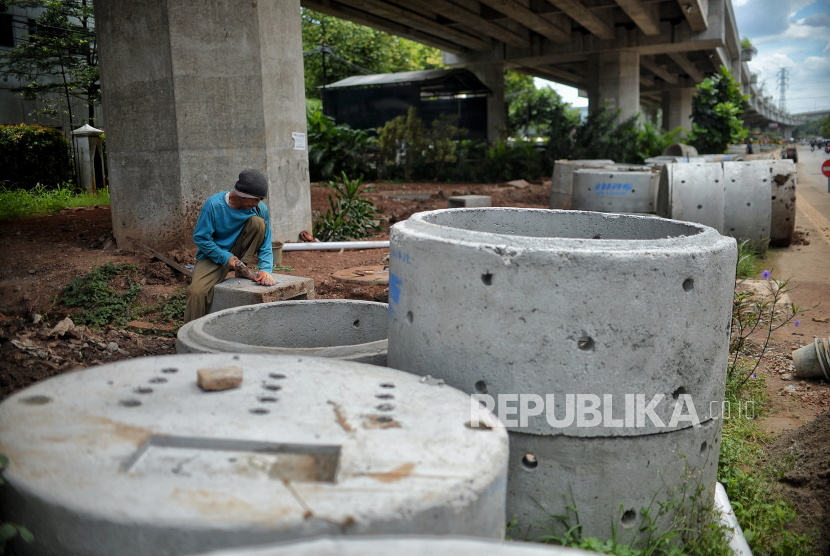 Pekerja menyelesaikan proyek galian sumur resapan ilustrasi. Kelurahan Cipinang Melayu, Jakarta Timur, membuat lima sumur resapan untuk mengantisipasi banjir pada musim hujan tahun ini dan awal tahun depan, di Jalan Elang Malindo, RW 08.