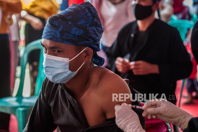 Petugas kesehatan menyutikkan vaksin Covid-19 kepada warga Suku Baduy Luar di Ciboleger, Lebak, Banten (ilustrasi) 