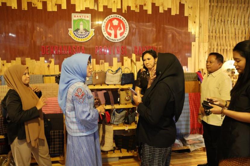 Tenun Badui jadi unggulan Banten di Inacraft 2025.