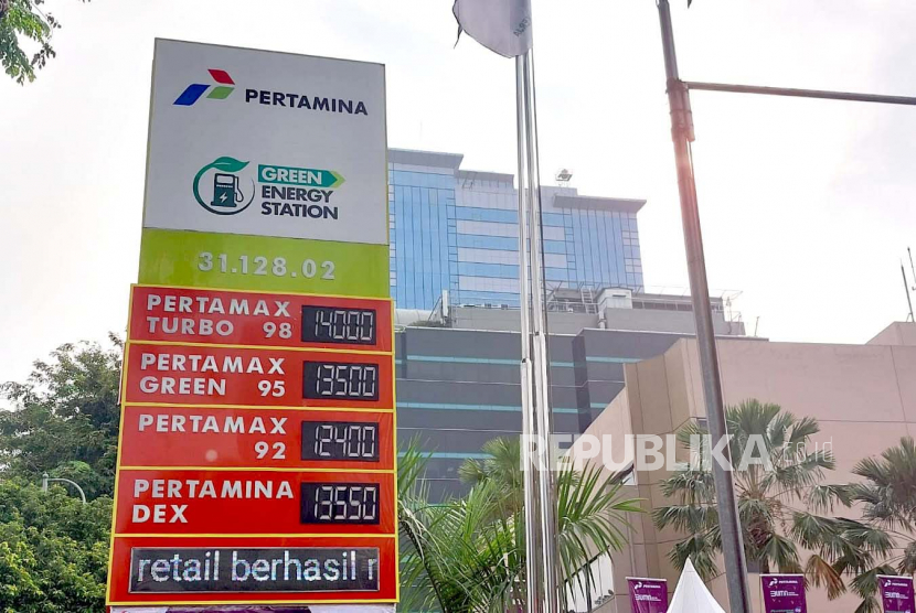 Papan penunjuk harga BBM Pertamina di Jakarta.