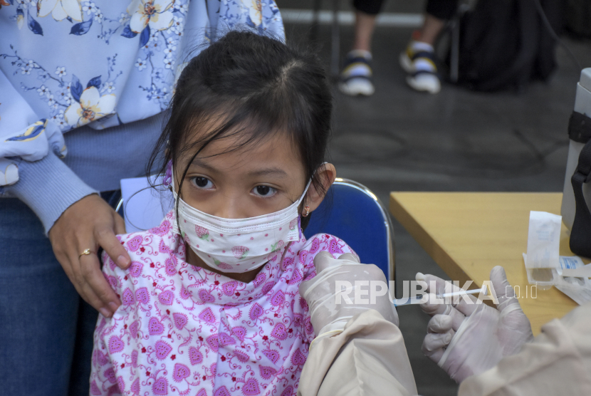 Vaksinator menyuntikkan vaksin Covid-19 ke seorang anak di Lobby Langit 23 Paskal, Kota Bandung, Kamis (28/7/2022). Kementerian Kesehatan berencana memberikan vaksin Covid-19 untuk anak di bawah usia enam tahun.