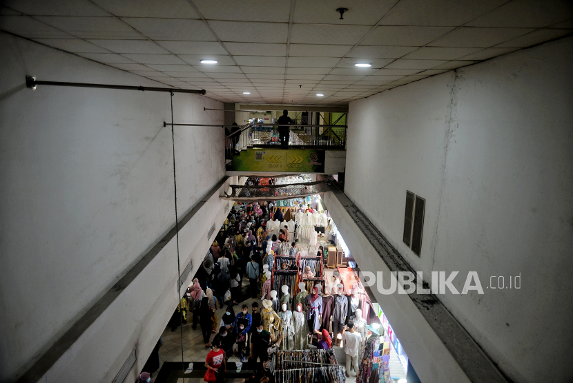 Warga berbelanja di Pasar Tanah Abang Blok A, Jakarta Pusat, Ahad (2/5). Pada H-10menjelang Hari Raya Idul Fitri 1442 Hijriah kawasan tersebut mulai dipadati warga untuk berbelanja berbagai kebutuhan lebaran, guna mengantisipasi kepadatan petugas mengatur keluar masuk pengunjung. Republika/Thoudy Badai