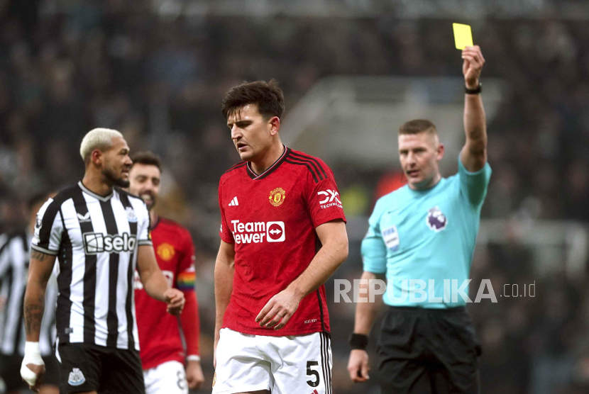 Bek Manchester United Harry Maguire mendapatkan kartu kuning saat melawan Newcastle United. 
