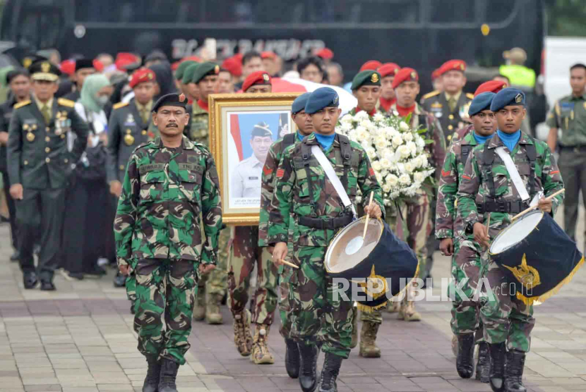 Prosesi pemakaman mantan Kepala BNPB Letjen (Purn) Doni Monardo di TMP Kalibata, Jakarta Timur, Senin (4/12/2023)