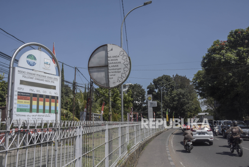 Alat pengukur Indeks Standar Pencemar Udara (ISPU) yang tidak berfungsi di Jalan Dr Djunjunan, Kota Bandung. DLH DKI Jakarta sebut KLHK segera membuat standardisasi alat ukur kualitas udara.