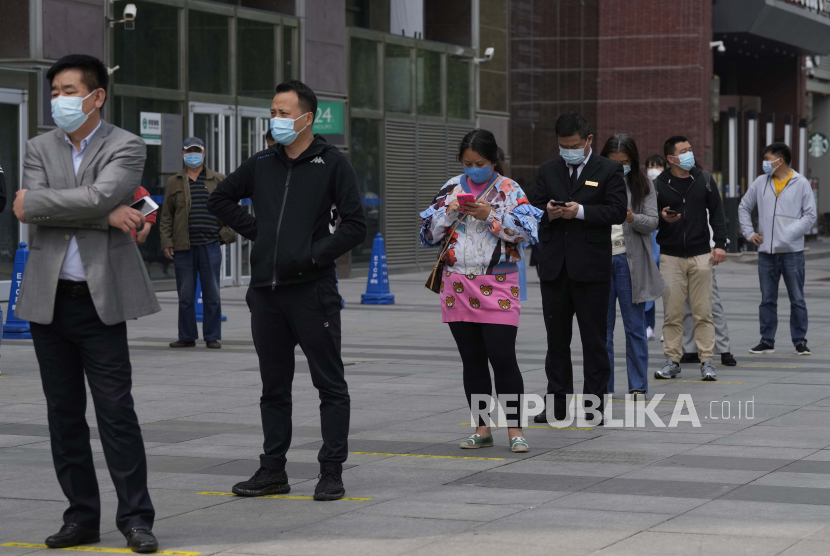 Warga mengantre untuk tes virus corona massal pada Jumat, 29 April 2022, di Beijing.