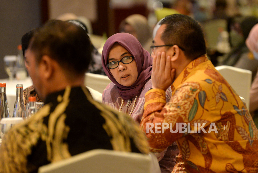 Ketua Asosiasi Lembaga Pemeriksa Halal Indonesia (ALPHI) Elvina A Rahayu hadir dalam acara Forum Group Discussion (FGD) dan workshop di Jakarta, Kamis (21/9/2023). FGD dan Workshop yang diselenggarakan oleh Asosiasi Lembaga Pemeriksa Halal Indonesia (ALPHI) ini mengangkat tema Bersinergi Memperkuat Regulasi Ekosistem Halal Untuk Perlindungan Konsumen Muslim. Tema ini ambil dalam rangka menyatukan langkah para stakeholder yang ada dalam rangkaian proses sertifikasi halal di Indonesia. 